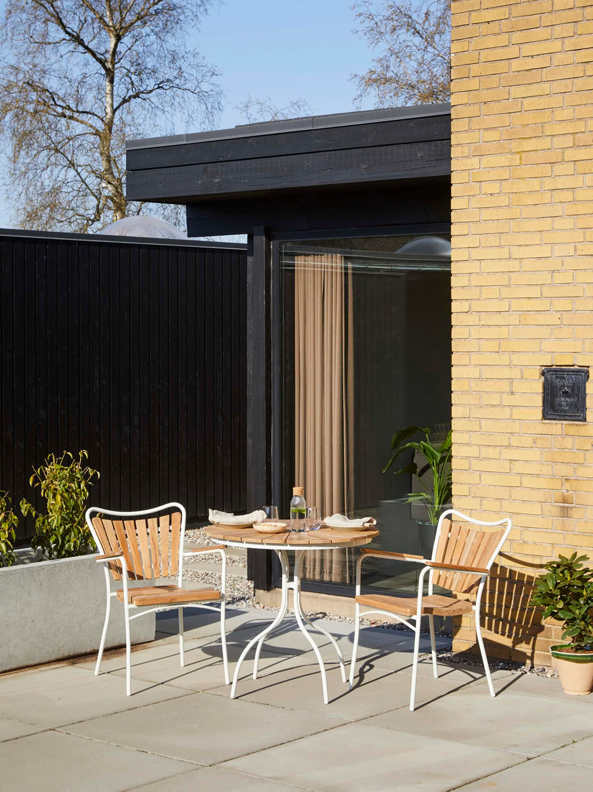 Ronde balkon tafel Hard & Ellen met teakhouten tafelblad