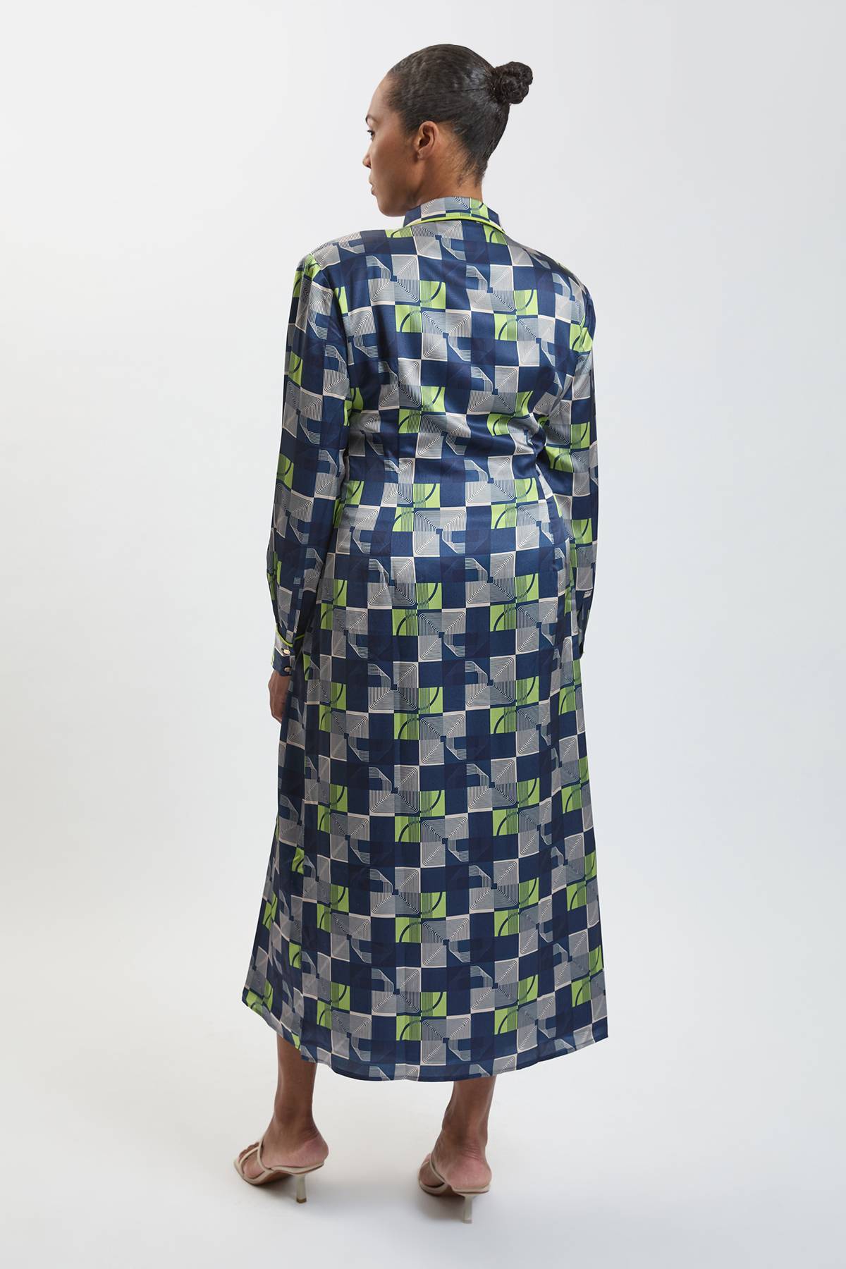KarenMillen Robe Midi Grande Taille En Satin Martelé À Imprimé Géométrique Avec Ceinture À Nouer