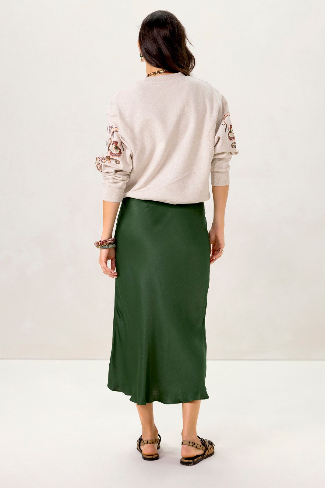 Beige sweater met geborduurde mouw