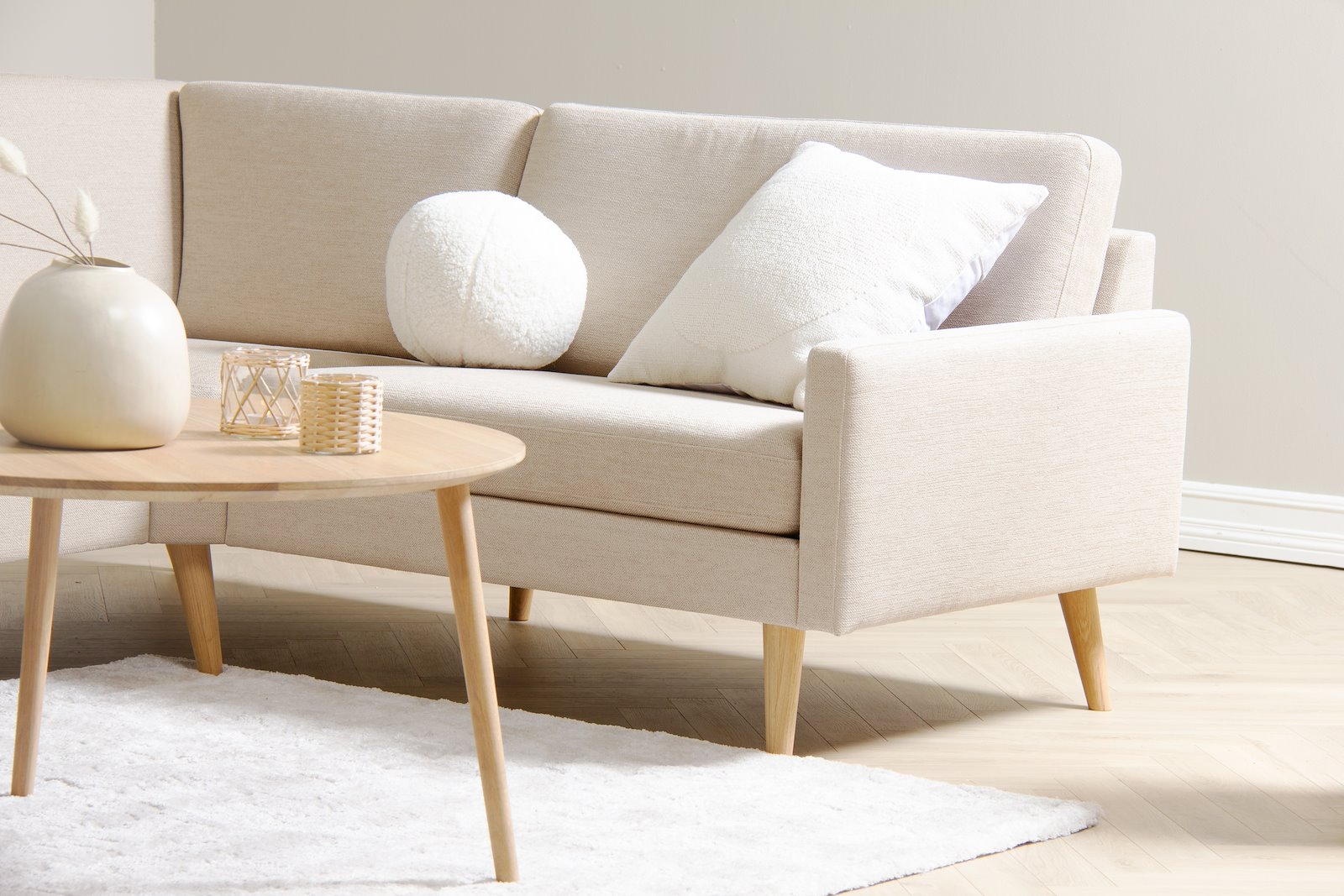 Villa hjørnesofa oppsett K 1,5-seter Big og 3-seter med lite hjørne. Tekstil Nicole 1/18 Beige. Skrå ben eik natur. Arm 23. Fast/Fast. Duo. Vendbar