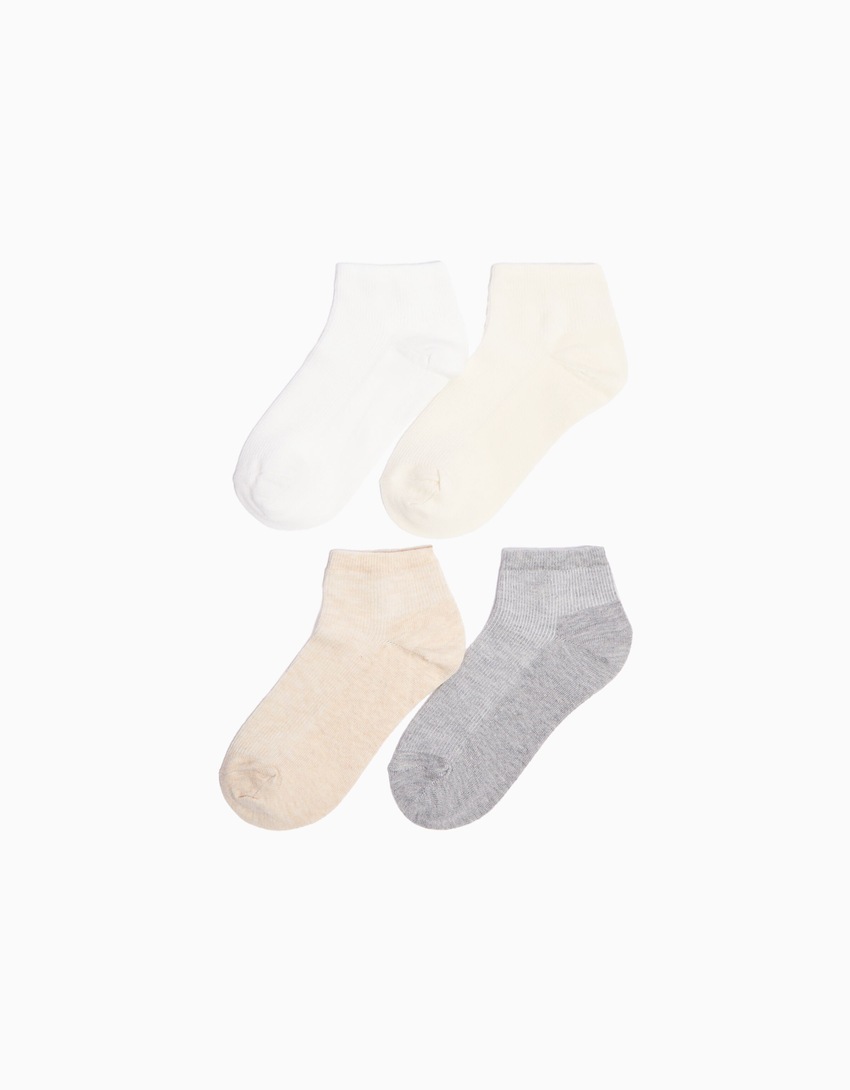 Pacote com 4 pares de meias curtas