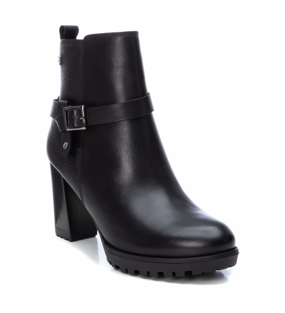 Botas de cano curto Carmela em couro preto, modelo 160056 - Altura do salto: 8 cm -