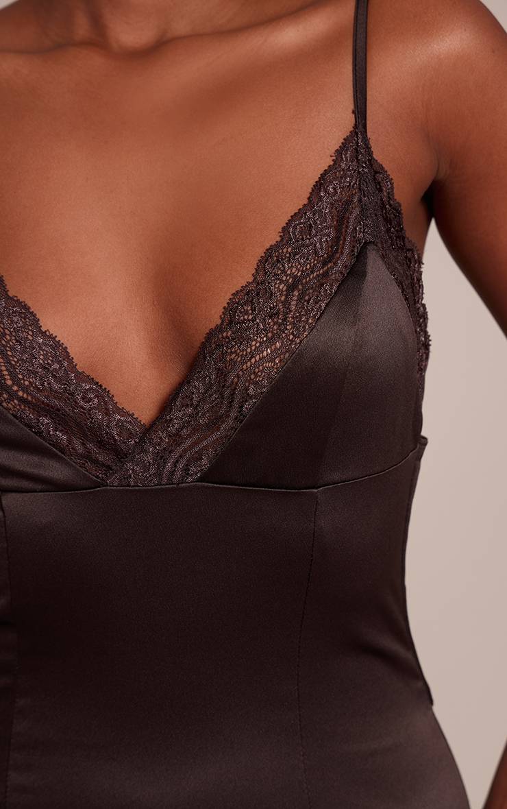 Chocolat Robe Longue En Satin À Bonnets En Dentelle Et Détail Dos Lacé