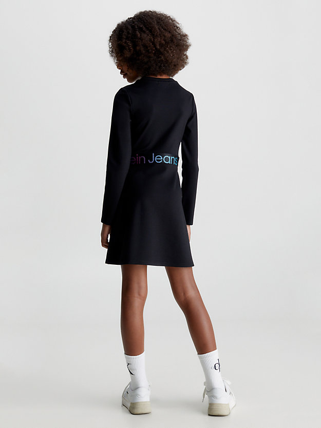Vestido evasê com logo de costura milanesa