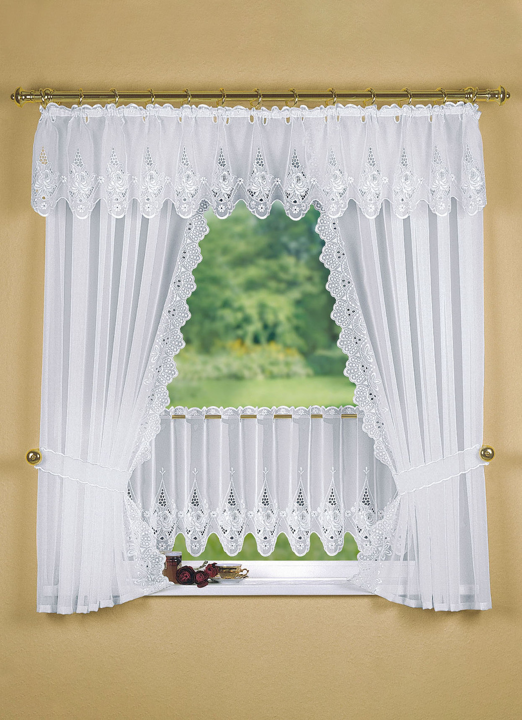 Fensterdekoration mit aufwendiger Plauener Stickerei