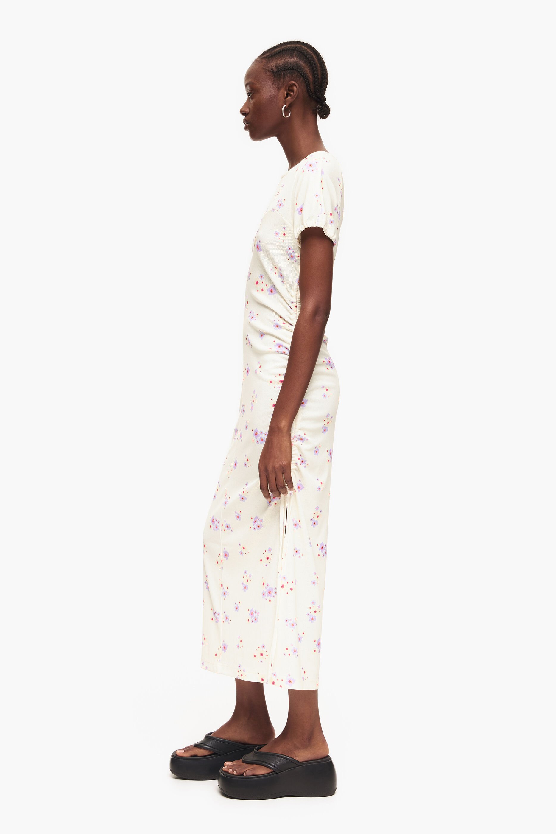Vestido midi justo com estampa de flores em acrílico marfim