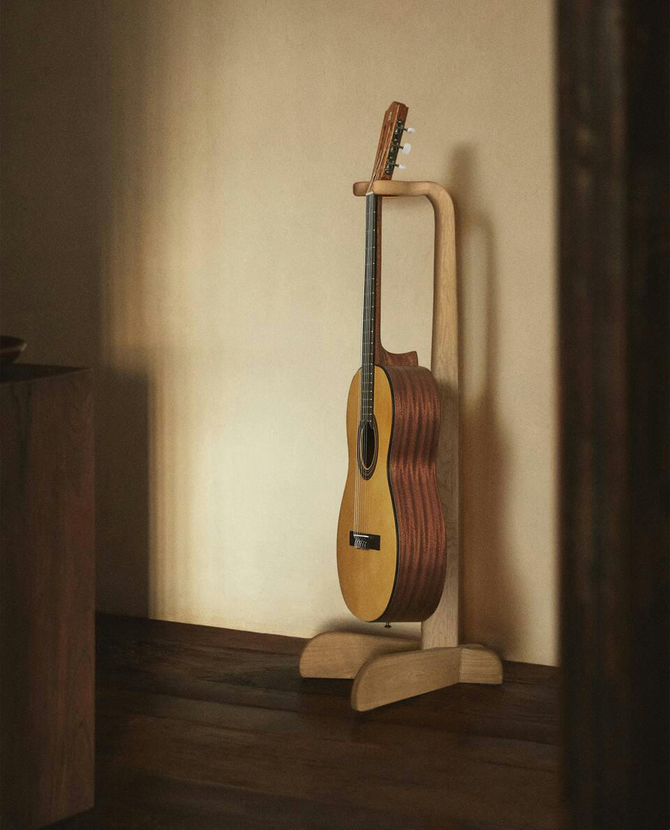 SUPORTE GRANDE PARA GUITARRA EM CARVALHO (1 M)