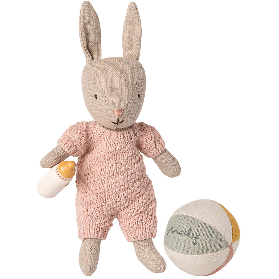 maileg knuffelkonijn micro met bal en fles sand - rose - 11 cm