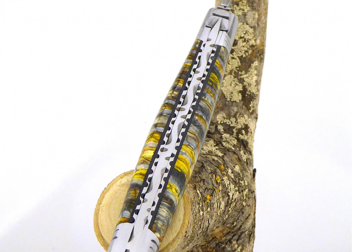 Couteau Laguiole avec un manche en Molaire de Mammouth teintée doré