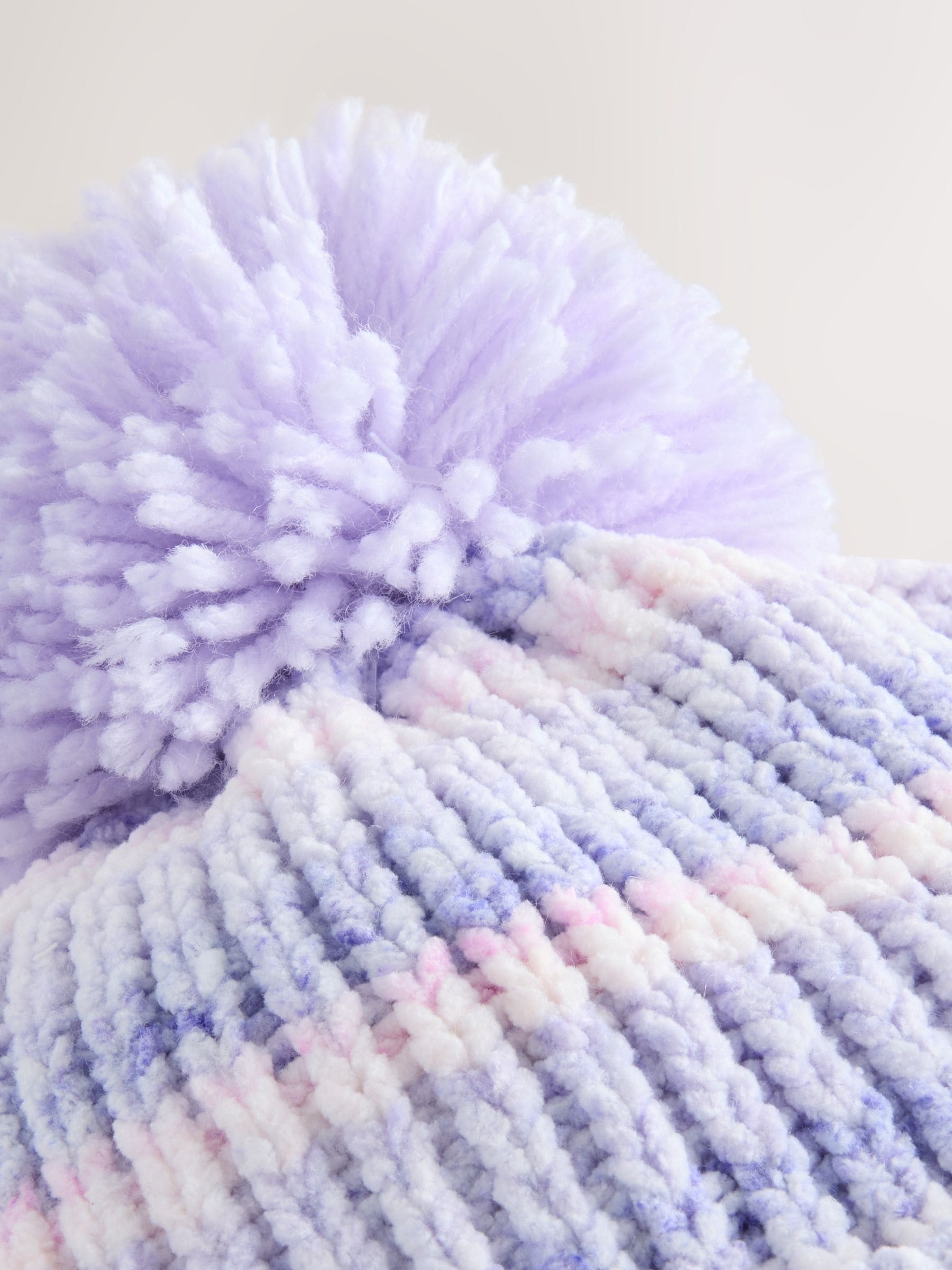 Lila ton-sur-ton - Gebreide babymuts van chenille met pompon (0mnd-2jr)