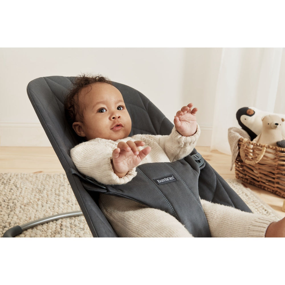 Køb BabyBjörn Anthracite Grey Skråstol Bliss - Vævet, Blomsterbladsquilt
