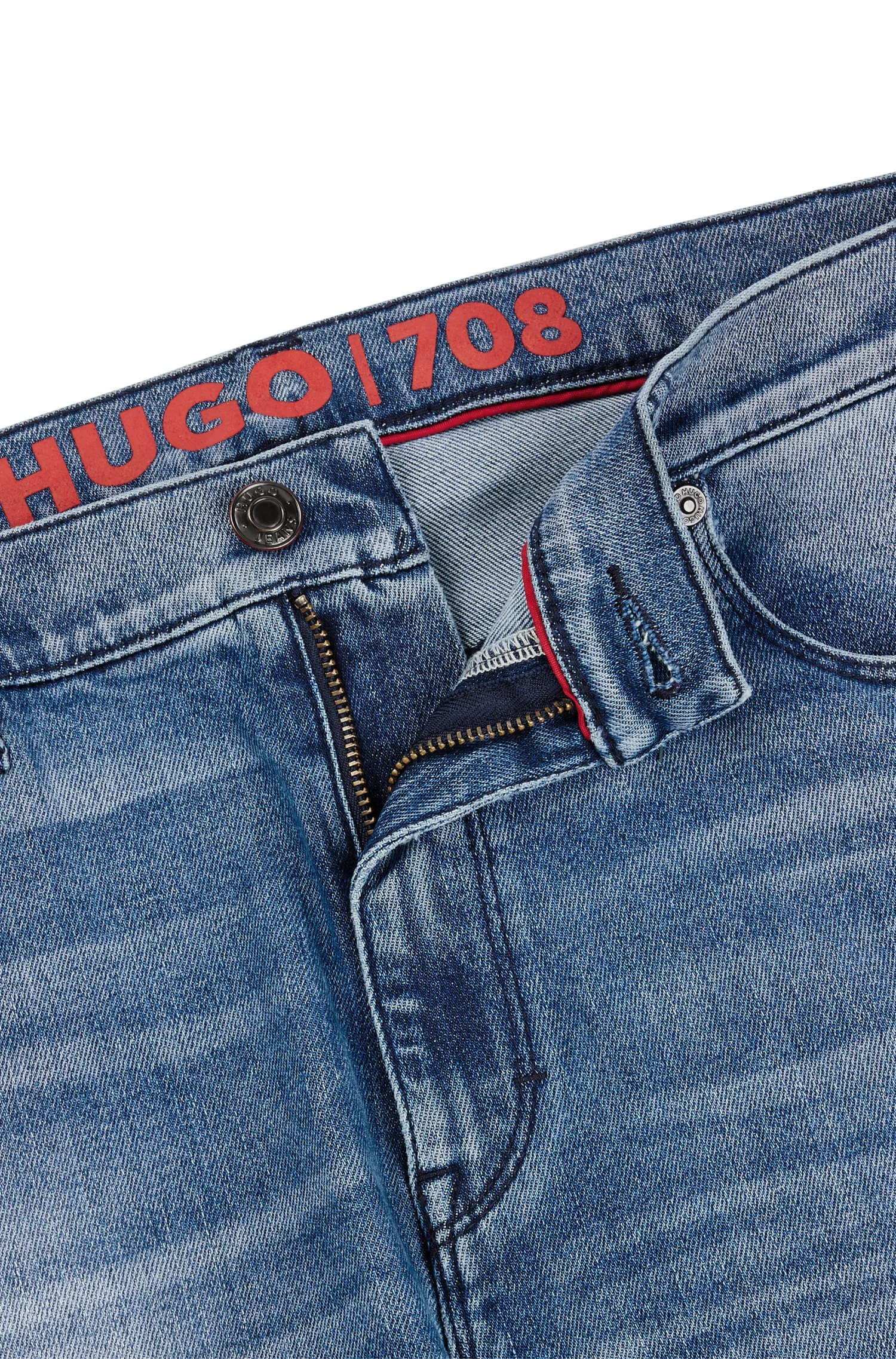 Calça jeans HUGO vermelha, corte slim, em denim azul com elasticidade para maior conforto.