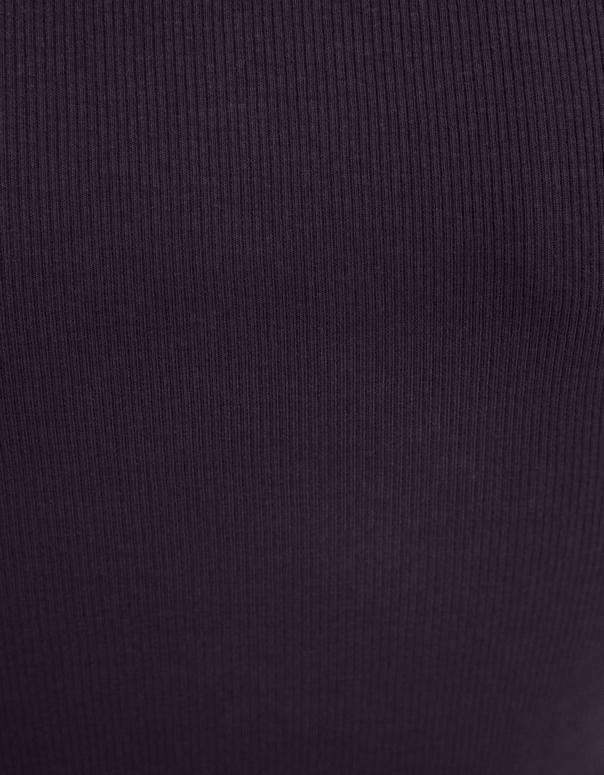 Pacote com 2 camisetas caneladas de manga curta.