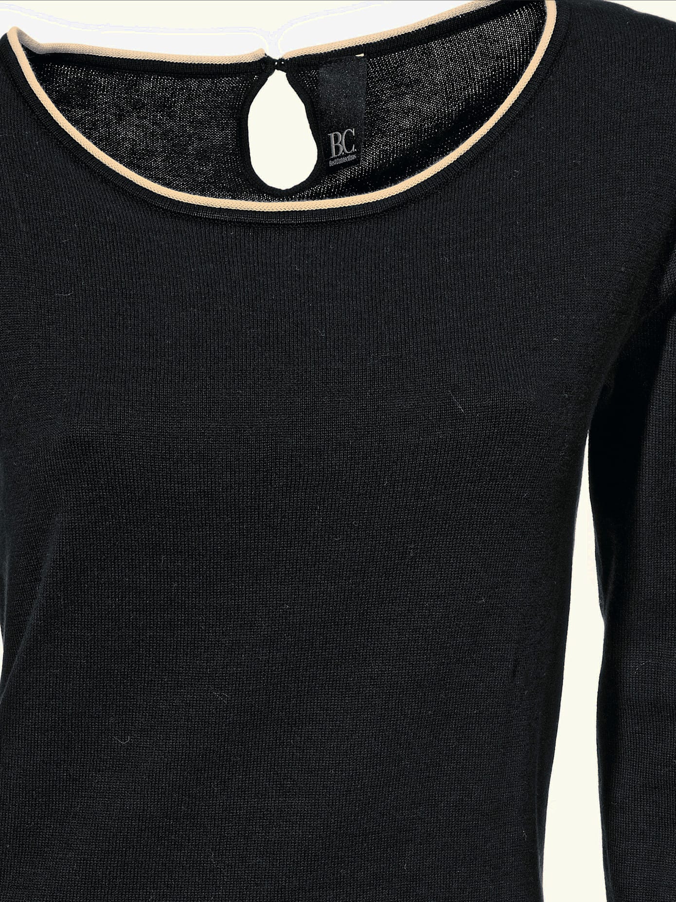 Pull long look tendance avec découpes au dos