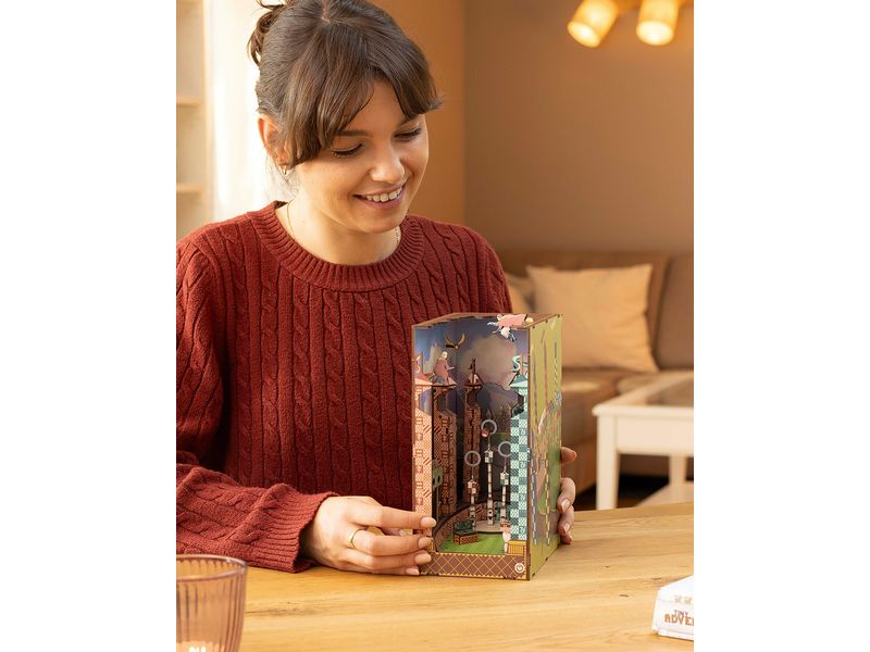 Revell Bausatz Quiddich Field Harry Potter Zauberhafte Miniaturwelt mit LED-Beleuchtung für Ihr Bücherregal