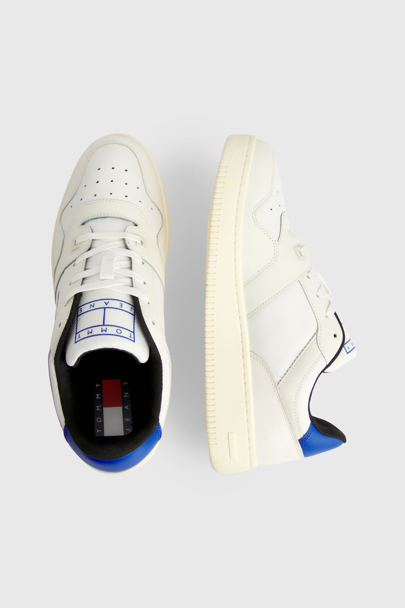 Tênis de basquete masculino Tommy Jeans com sola contrastante.