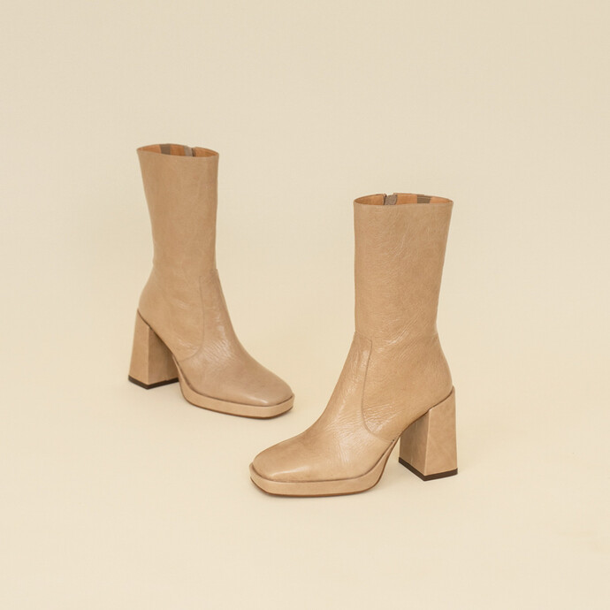 Boots à talons  en cuir brillant beige