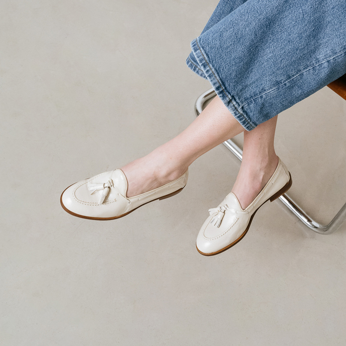 Mocassins à bouts ronds et pompons  en vernis plissé écru