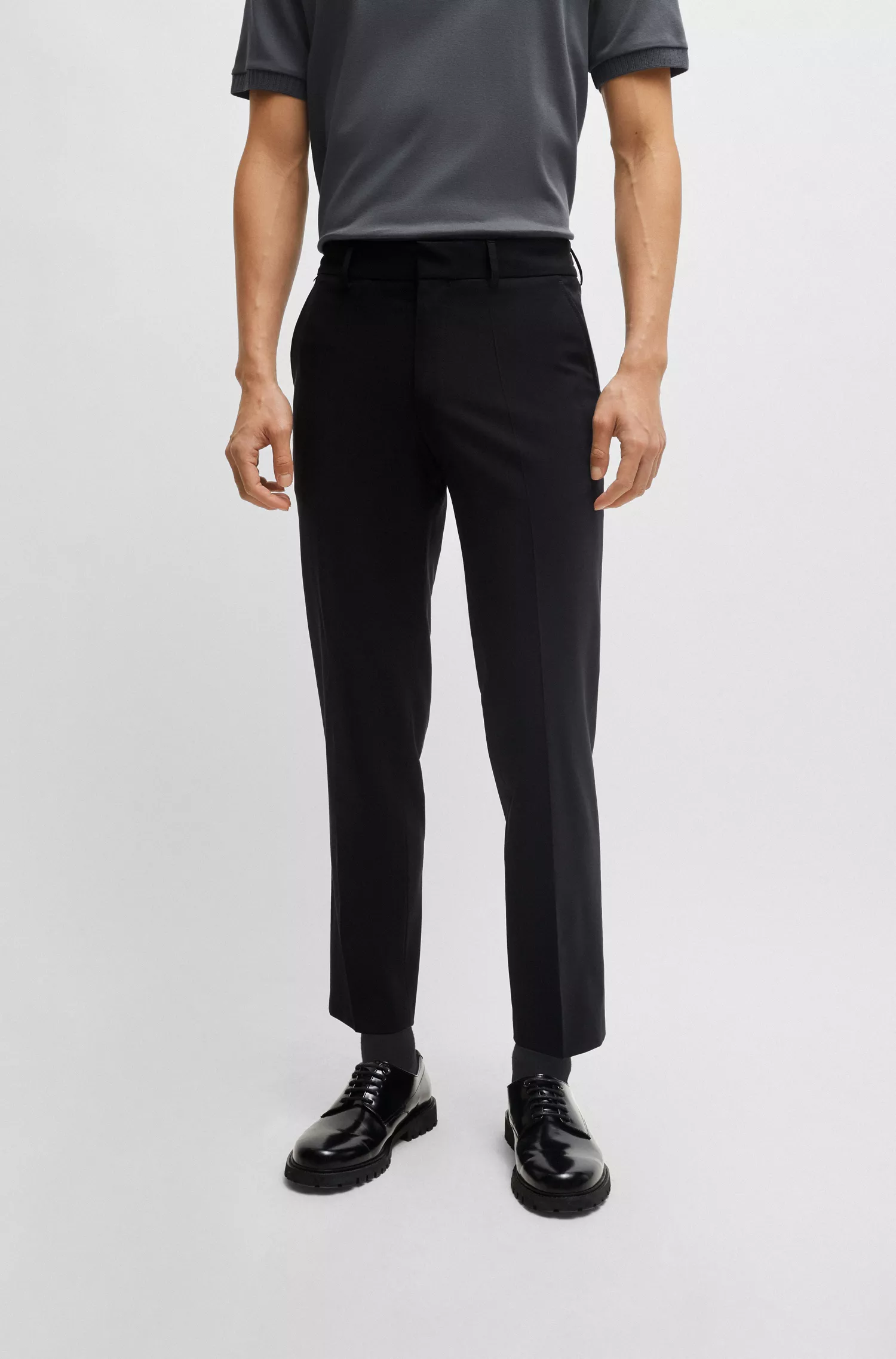 Calça BOSS preta de corte slim, em mistura de lã elástica de alta performance.