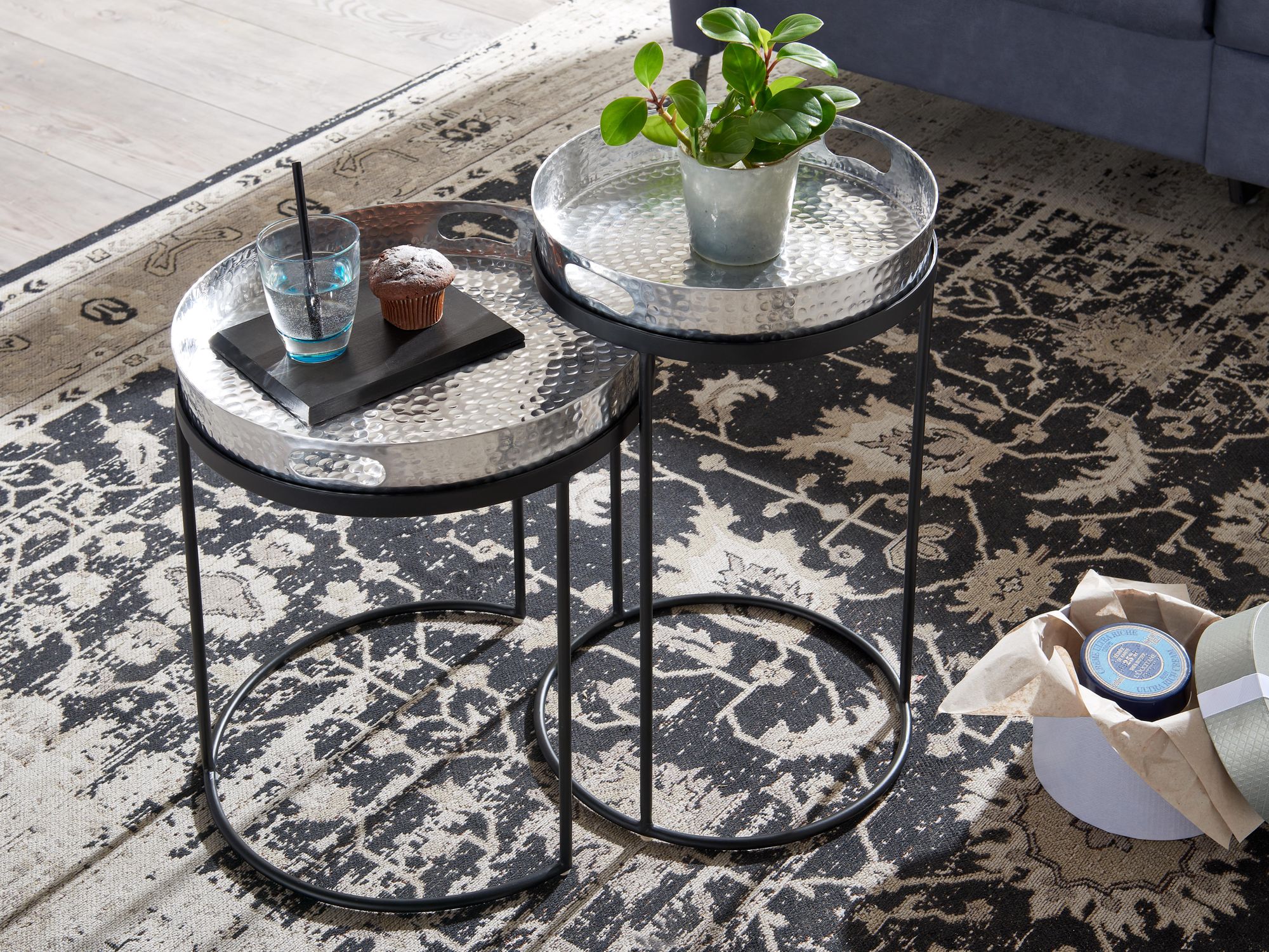 KADIMA DESIGN Beistelltische NERA: Hammerstruktur, Griffmulden, Aluminium & Stahl, abnehmbare Tischplatten.