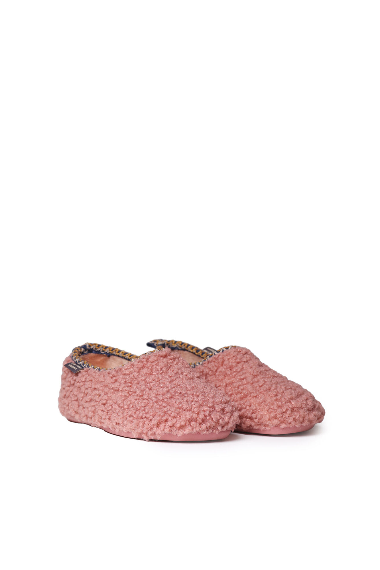 Sapato feminino estilo pantufa em pele de carneiro rosa.