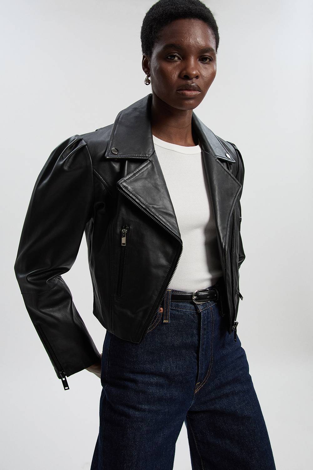 KarenMillen Veste de Motard Courte en Cuir à Épaulettes Structurées