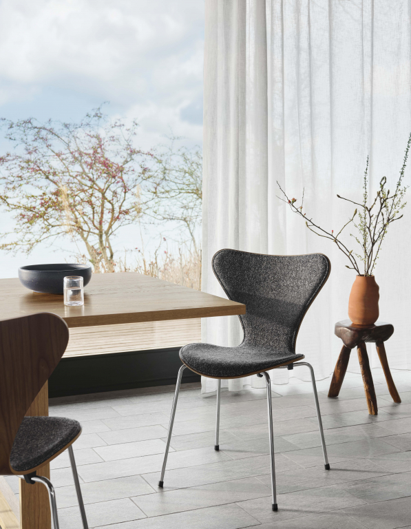 Fritz Hansen Series 7 gestoffeerde stoel brown onderstel essential black