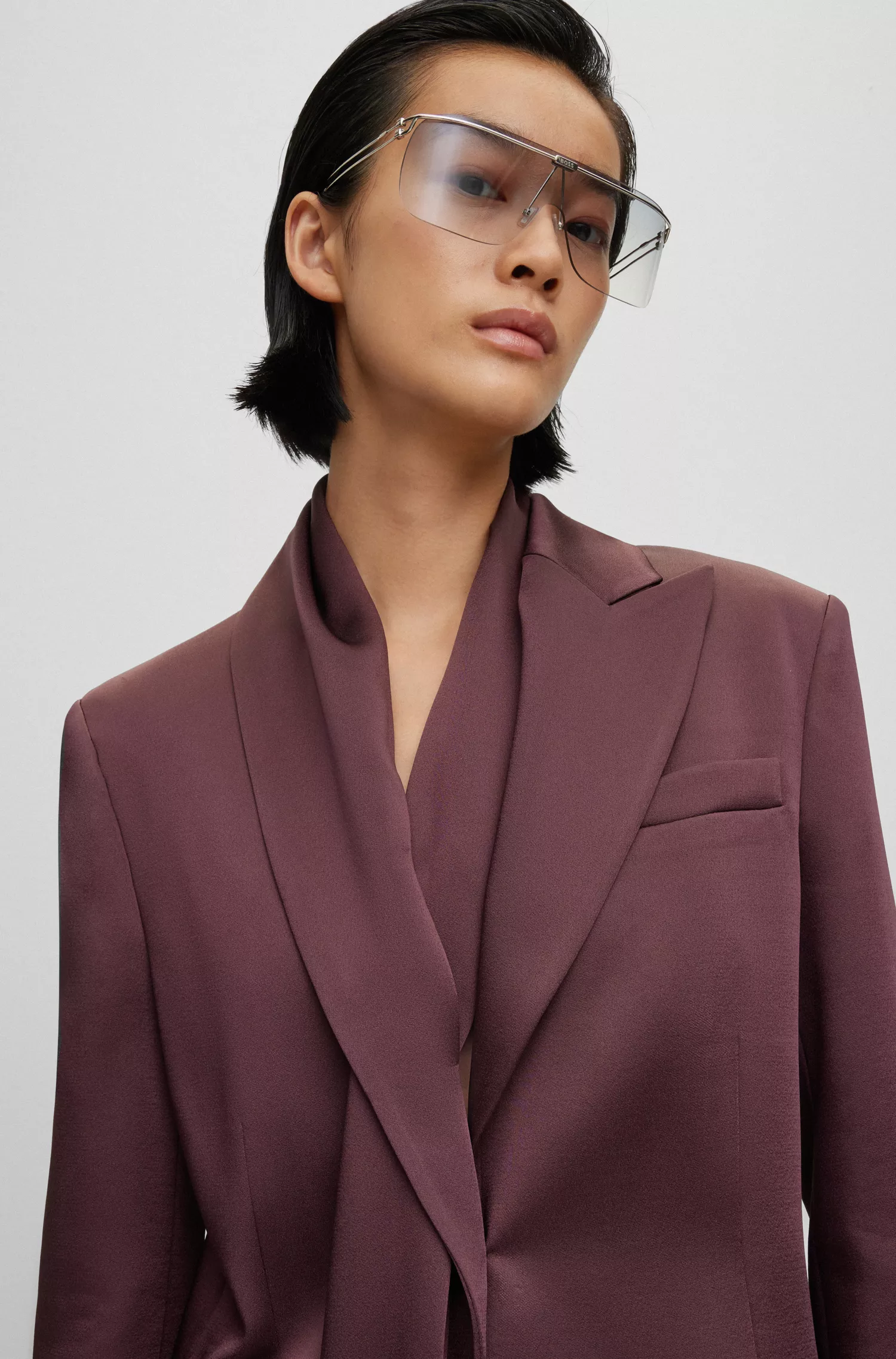 Blazer preto BOSS de abotoamento simples com detalhe de lenço