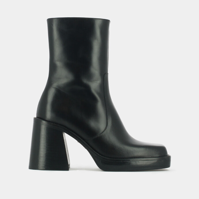 Boots à talons et bouts carrés  en cuir noir