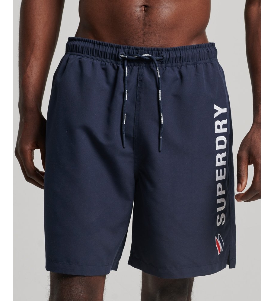 Calção de banho Superdry de 48 cm com apliques, feito de material marinho reciclado.