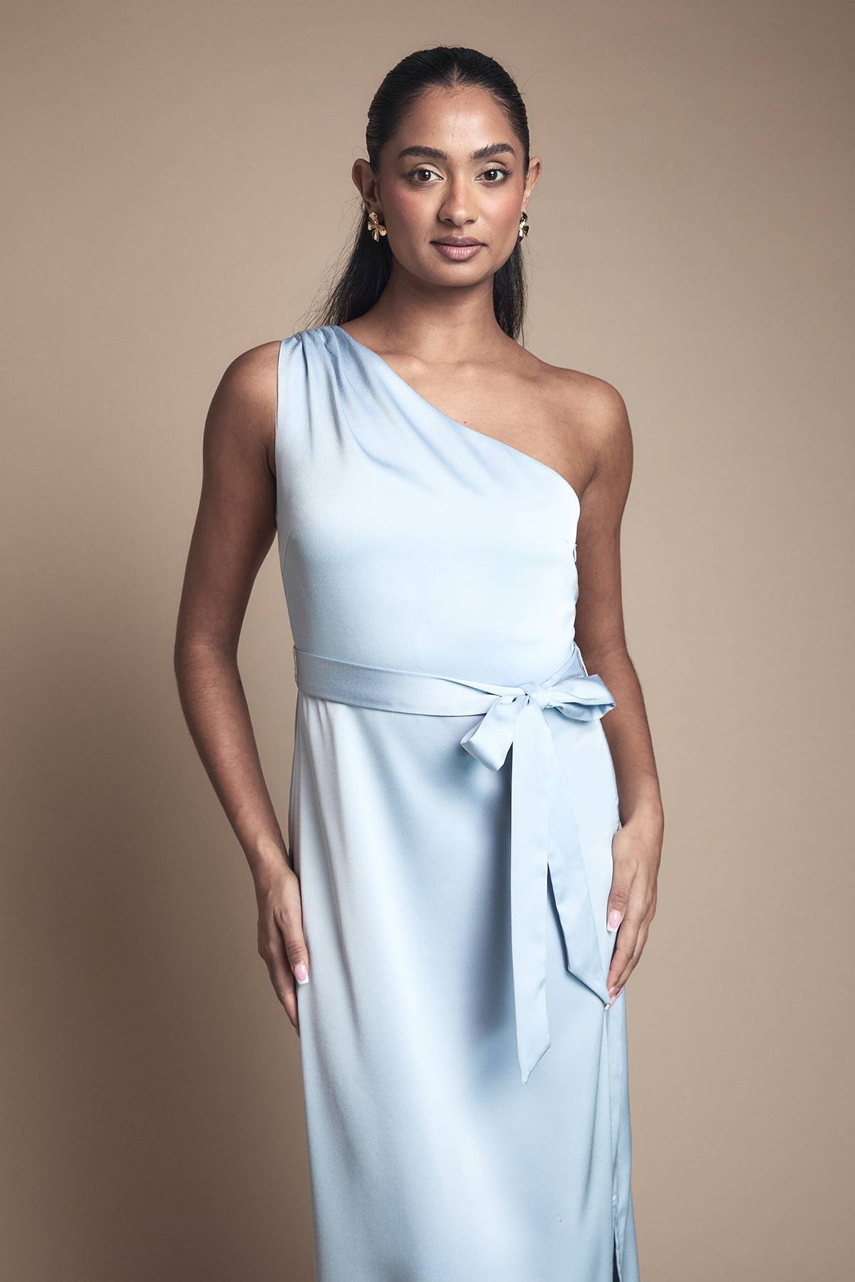 Oasis Robe Longue de Demoiselle d'Honneur en Satin à Une Épaule