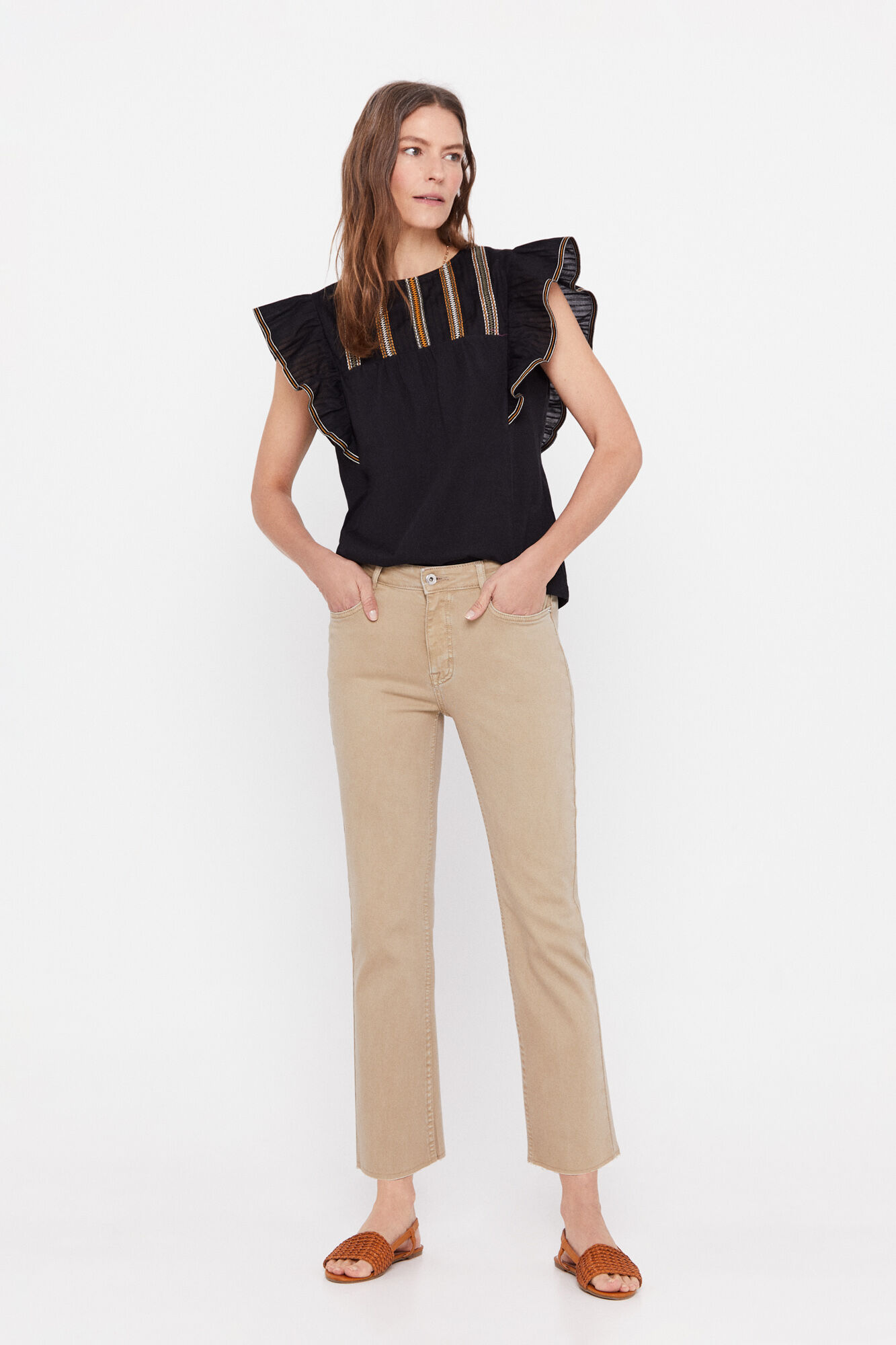 Calça cropped regular com 5 bolsos - Marrom