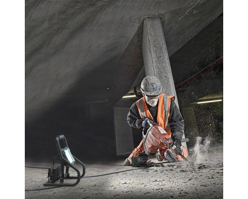 LUMAK PRO LED werklamp met statief IP54 50 W 8250 lm 6500 K Stroomkabel 3G1,5 mm² H07RN-F 5,0 m met stekker + 2x USB-uitgang + 1x geaard stopcontact