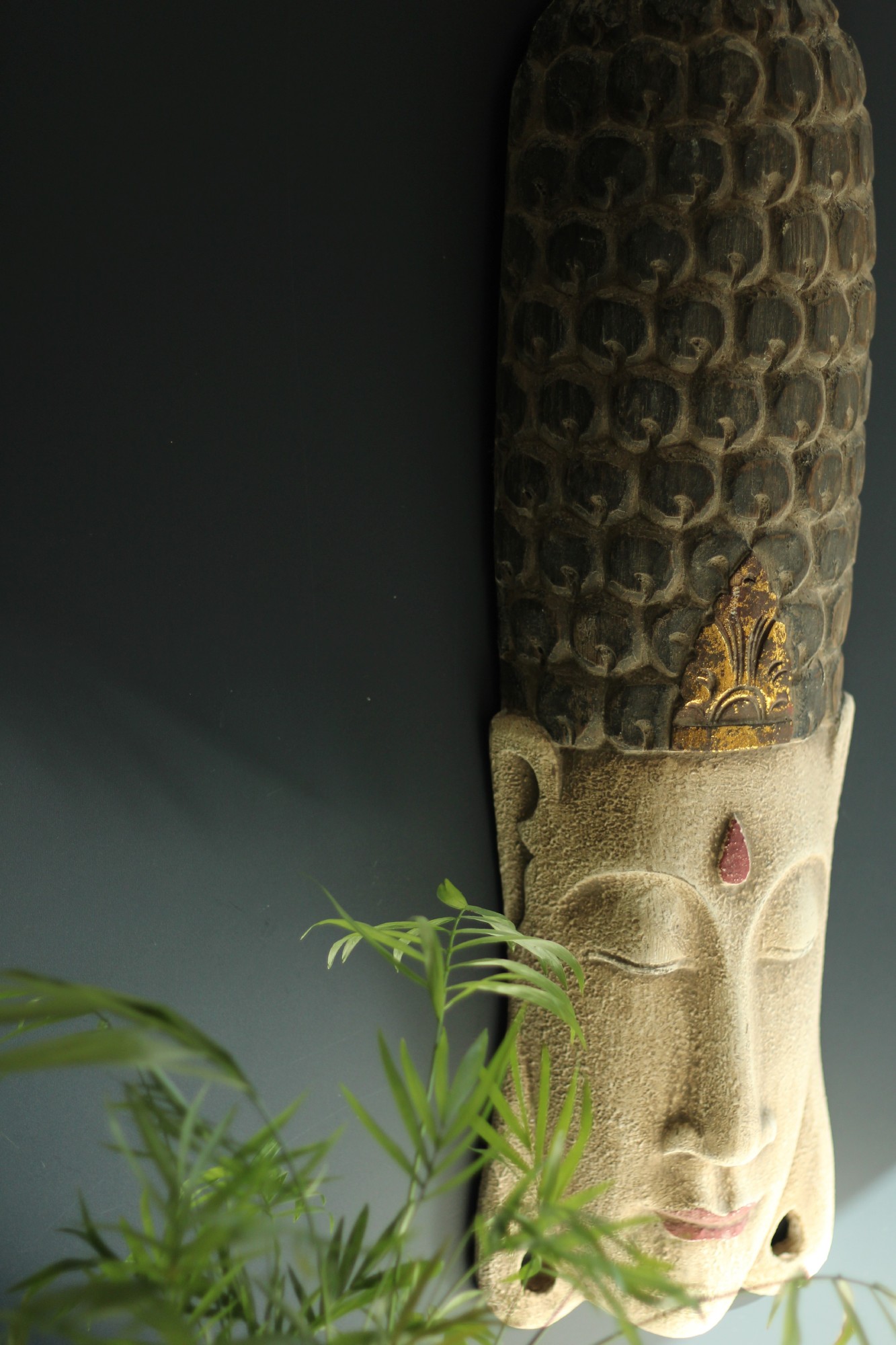 Buddha-Maske, weiß gekälkt, H 61 cm, B 16 cm,  T 7 cm von fischer's lagerhaus