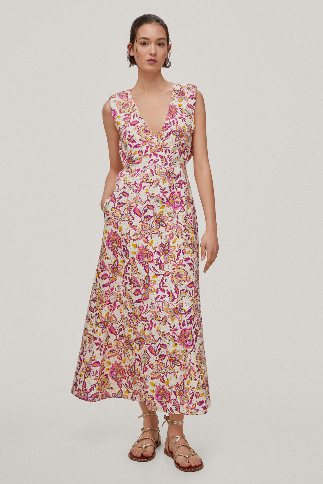 Vestido estampado com recortes - Vários