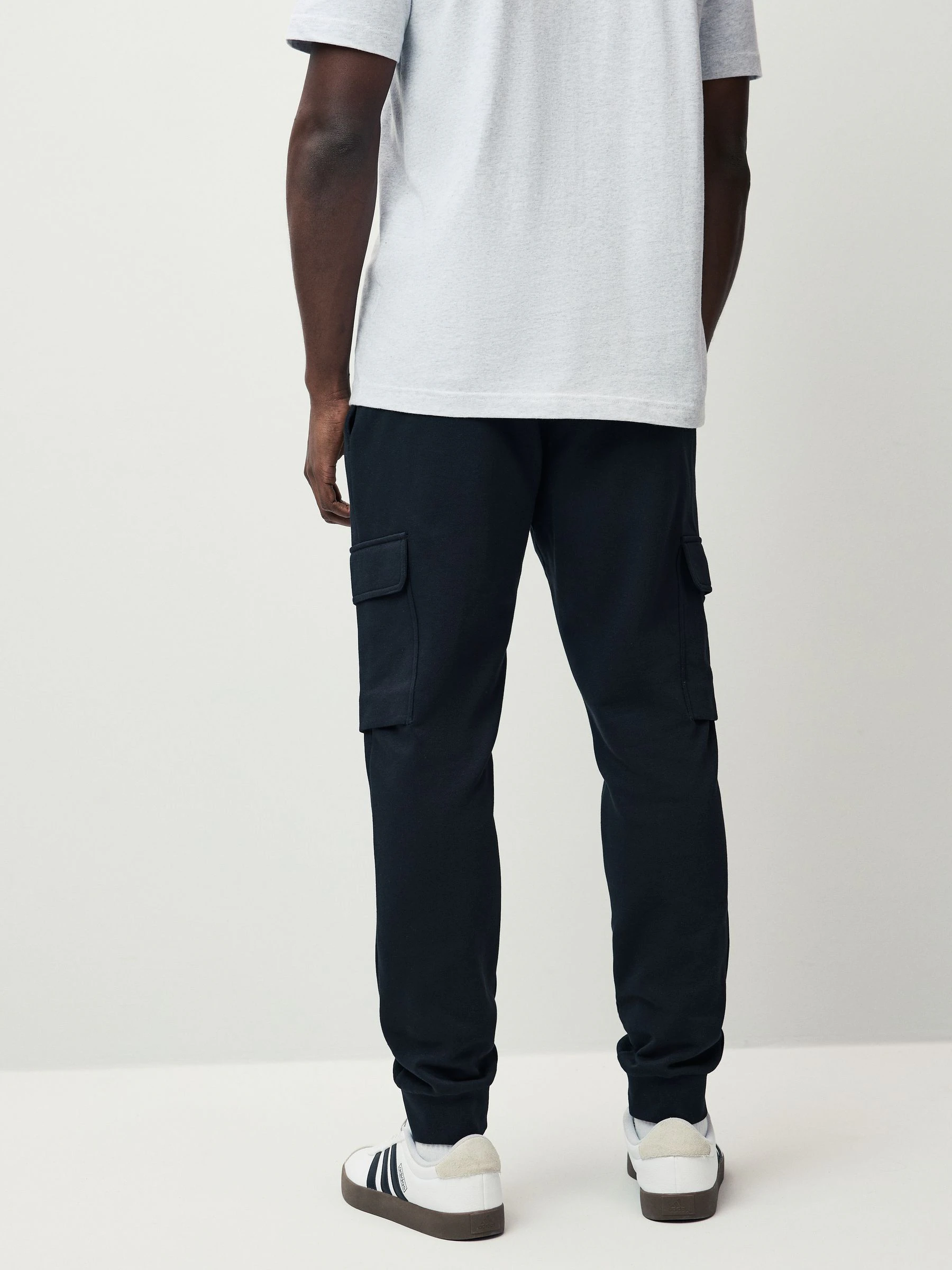 Zwart - adidas Essentials Feelcosy Fleece Cargo Joggers