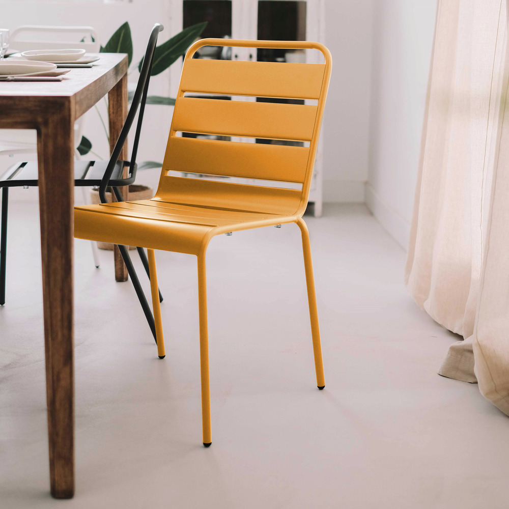 Chaise en métal jaune