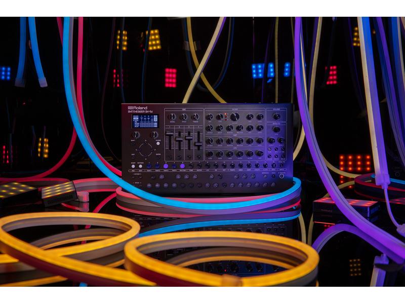 Roland Synthesizer SH-4d Desktop-Synthesizer mit tiefgreifenden Synthese-Tools
