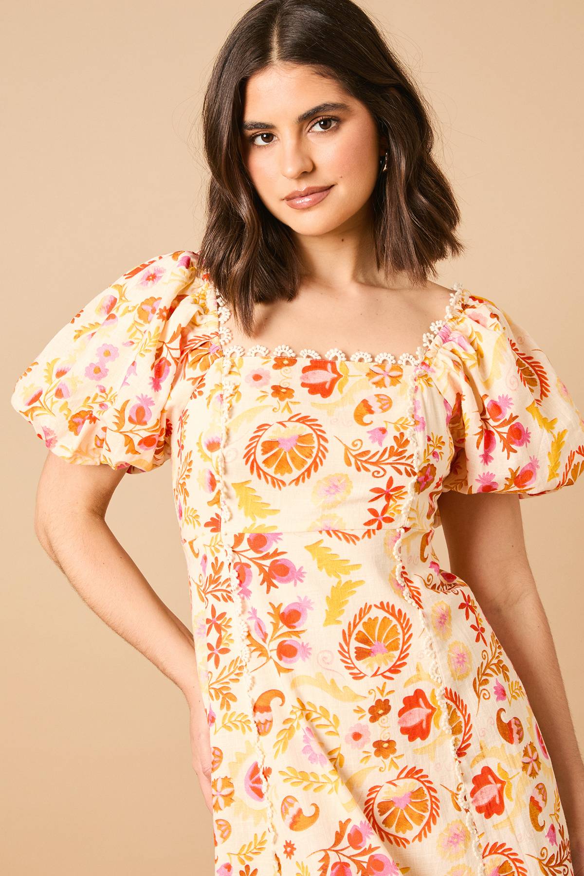 Oasis Robe Midi à Col Carré et Manches Bouffantes avec Détails de Finition