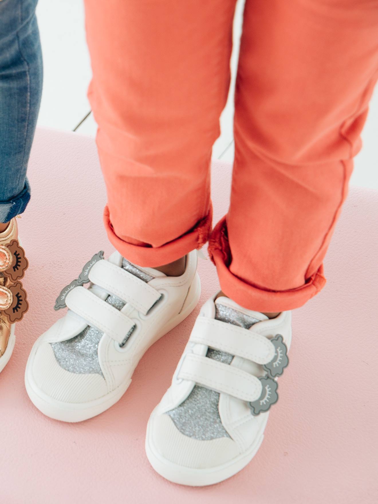 Tênis infantil feminino com fecho de velcro, modelo especial para maior independência, branco claro, liso.