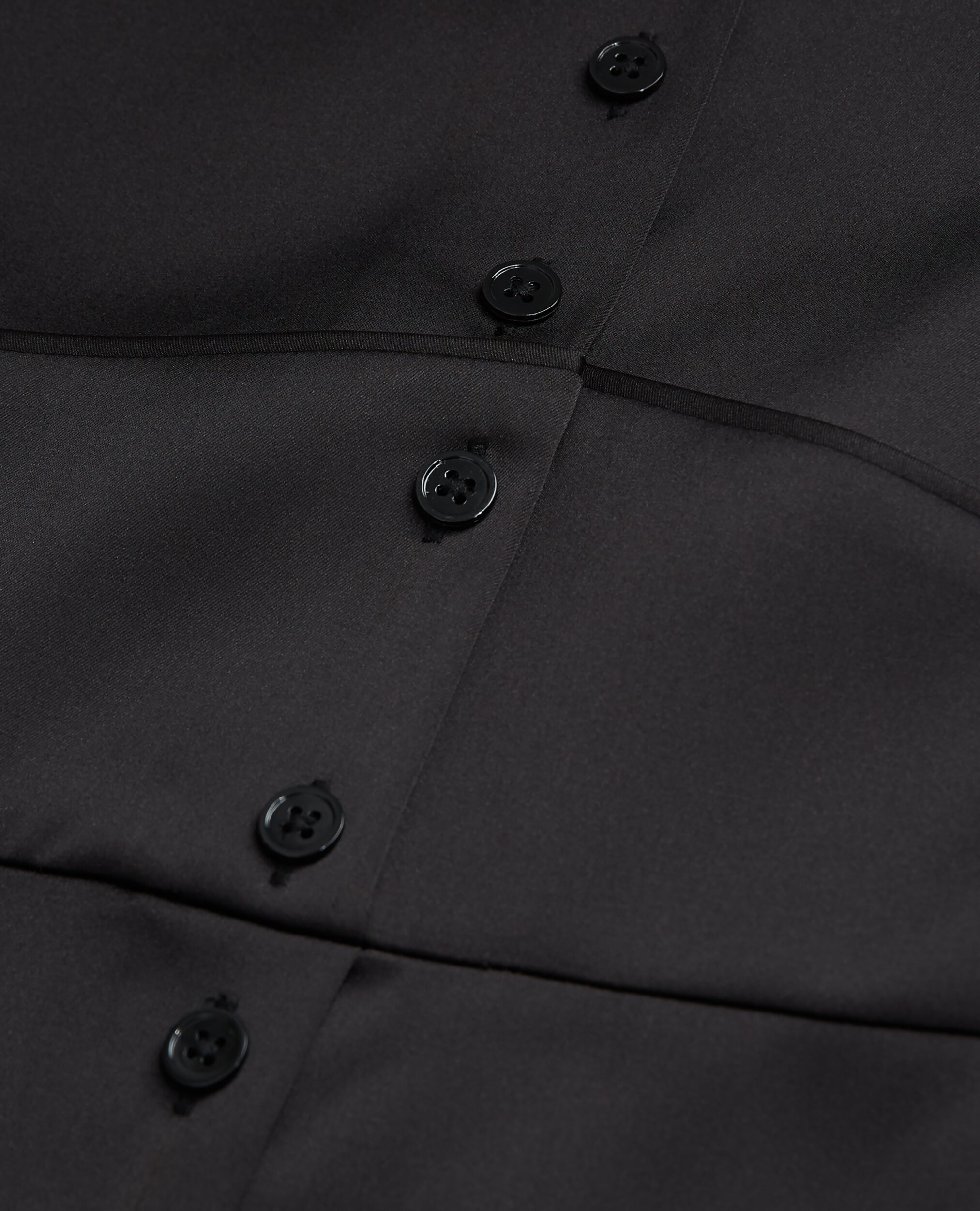 Robe longue noire avec boutonnage