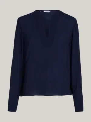 Blusa crepe com decote em V e modelagem solta.