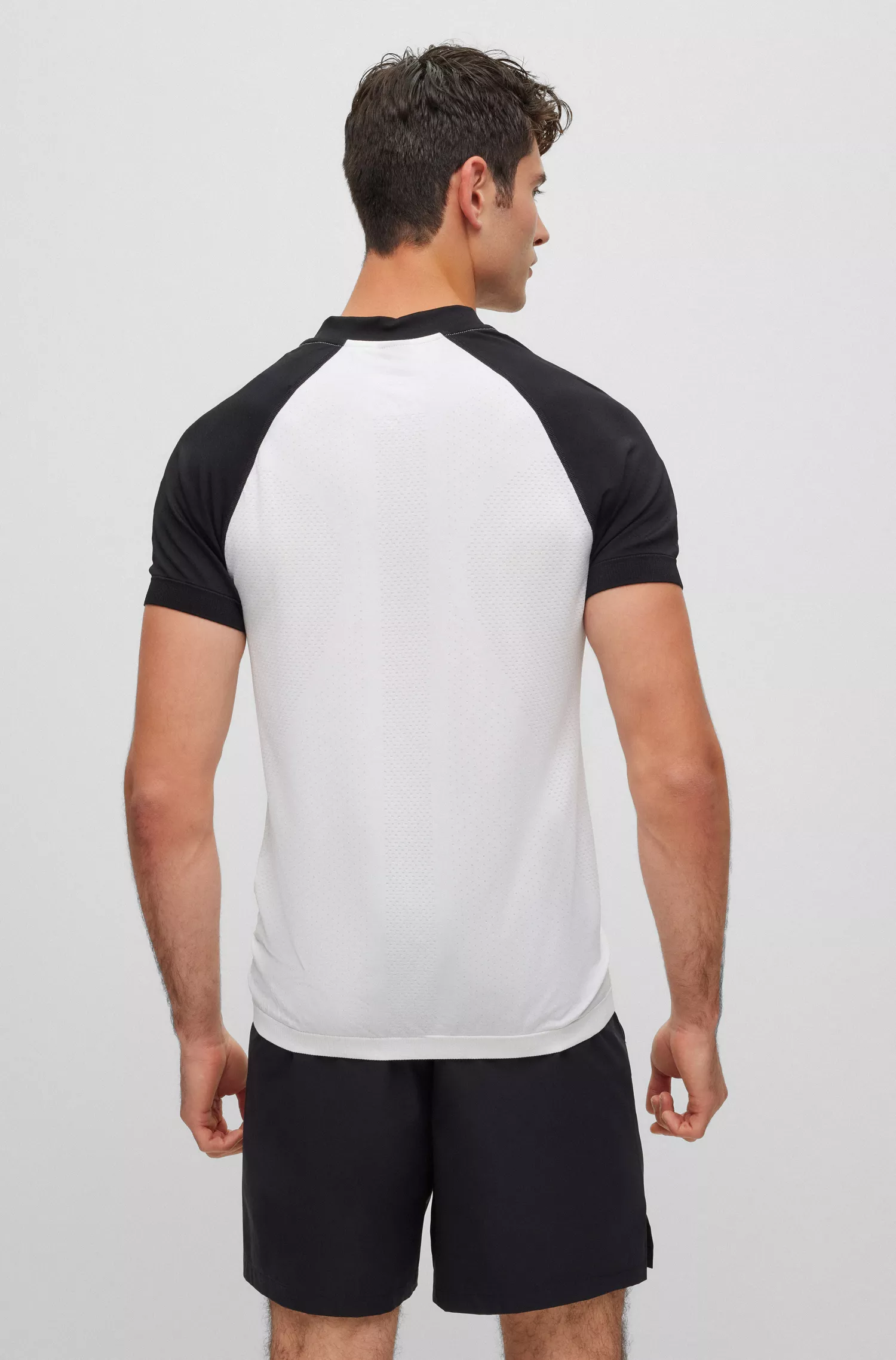 Camisa polo BOSS verde, corte slim, em malha sem costuras.