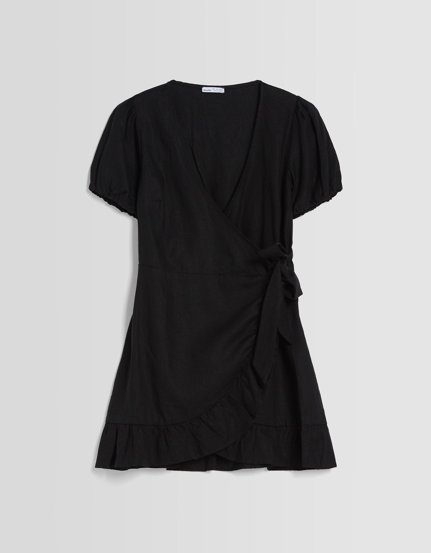 Vestido curto de linho com mangas curtas e babados.