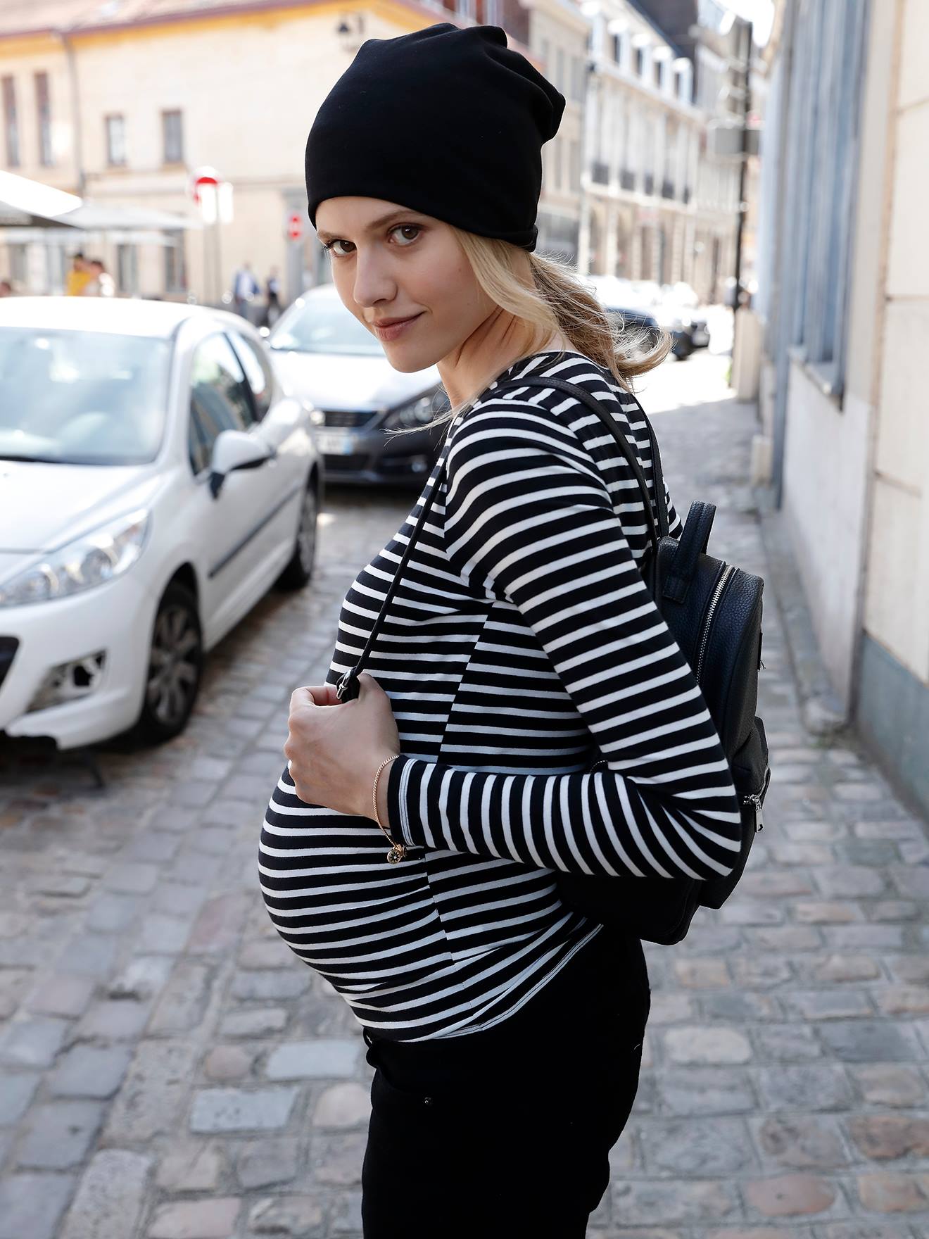 Camiseta de maternidade de manga comprida na cor ocre.