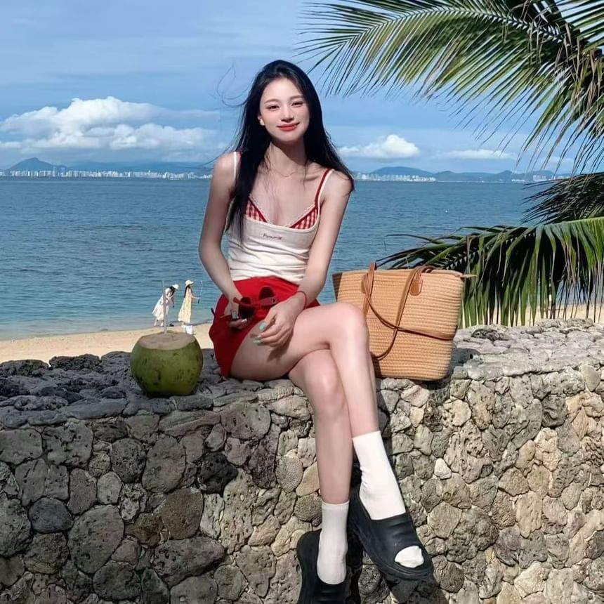Honolulu - Geruite bikini / Camisole top met geborduurde letters en strik / Mini-kokerrok met hoge taille / Set