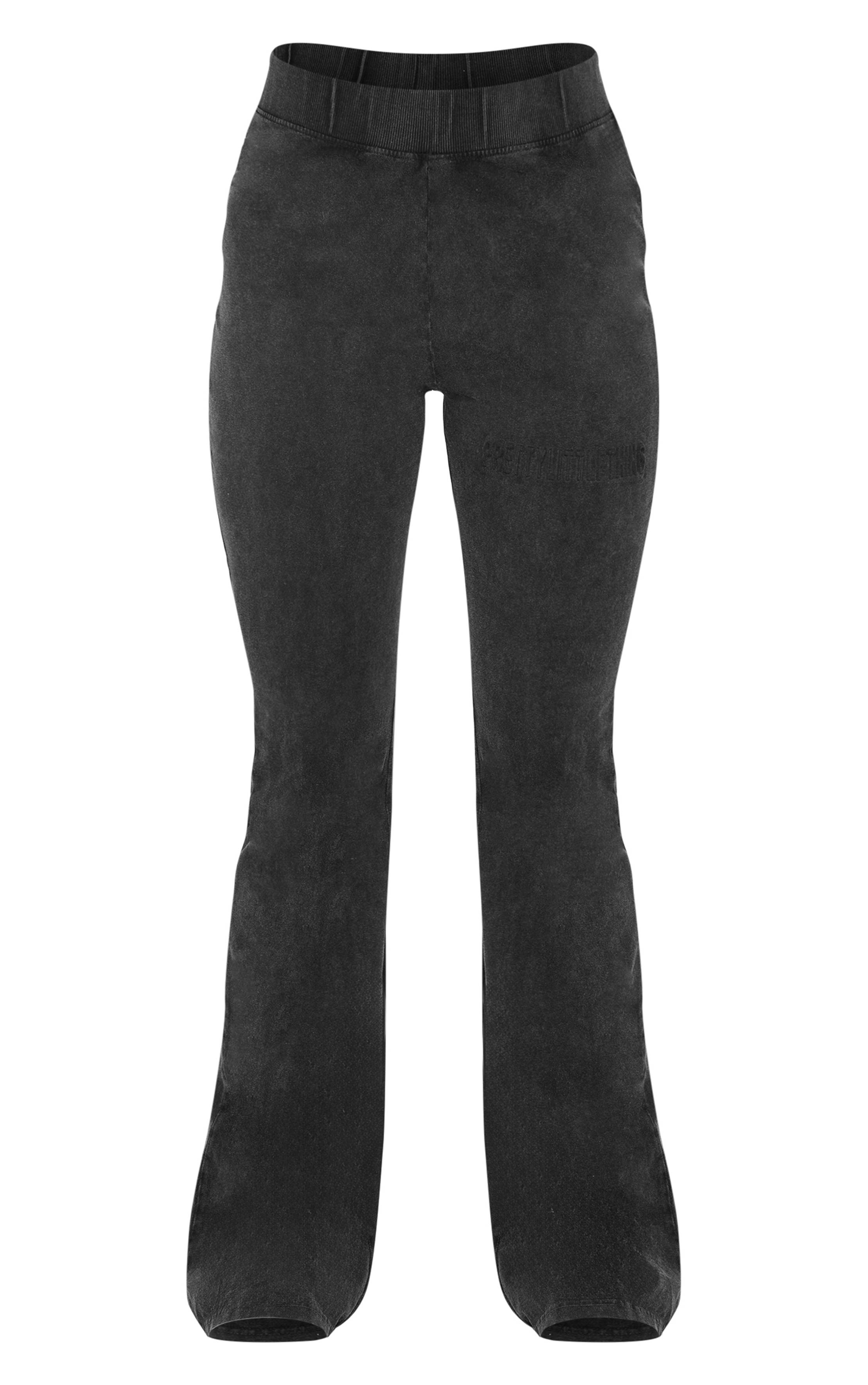 Noir Prettylittlething Pantalon Évasé Skinny Noir Délavé Avec Logo En Relief