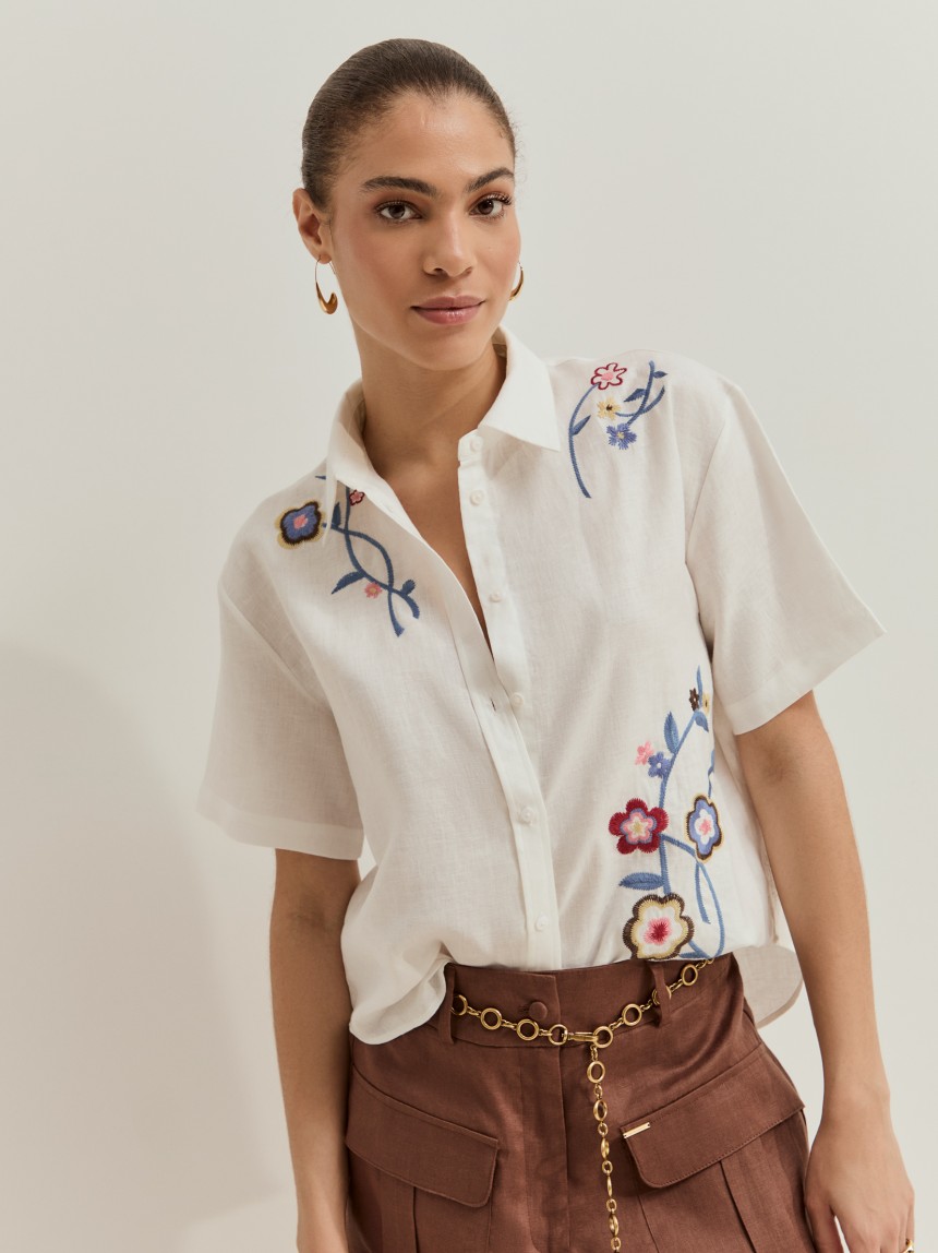 Camisa de manga curta com bordado floral