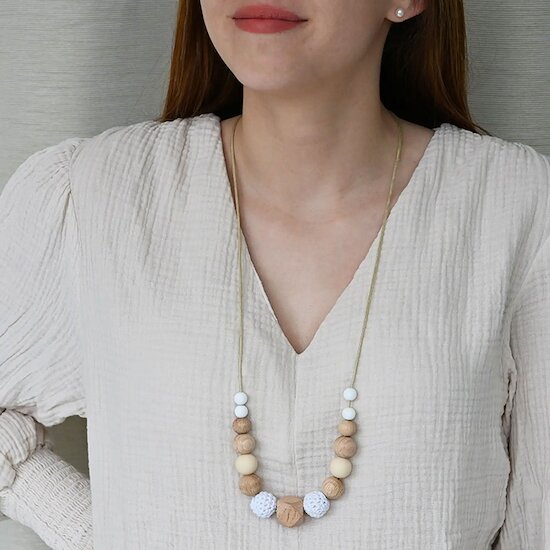 Collier d'allaitement et de portage   Blanc tissu et bois        de               Irréversible