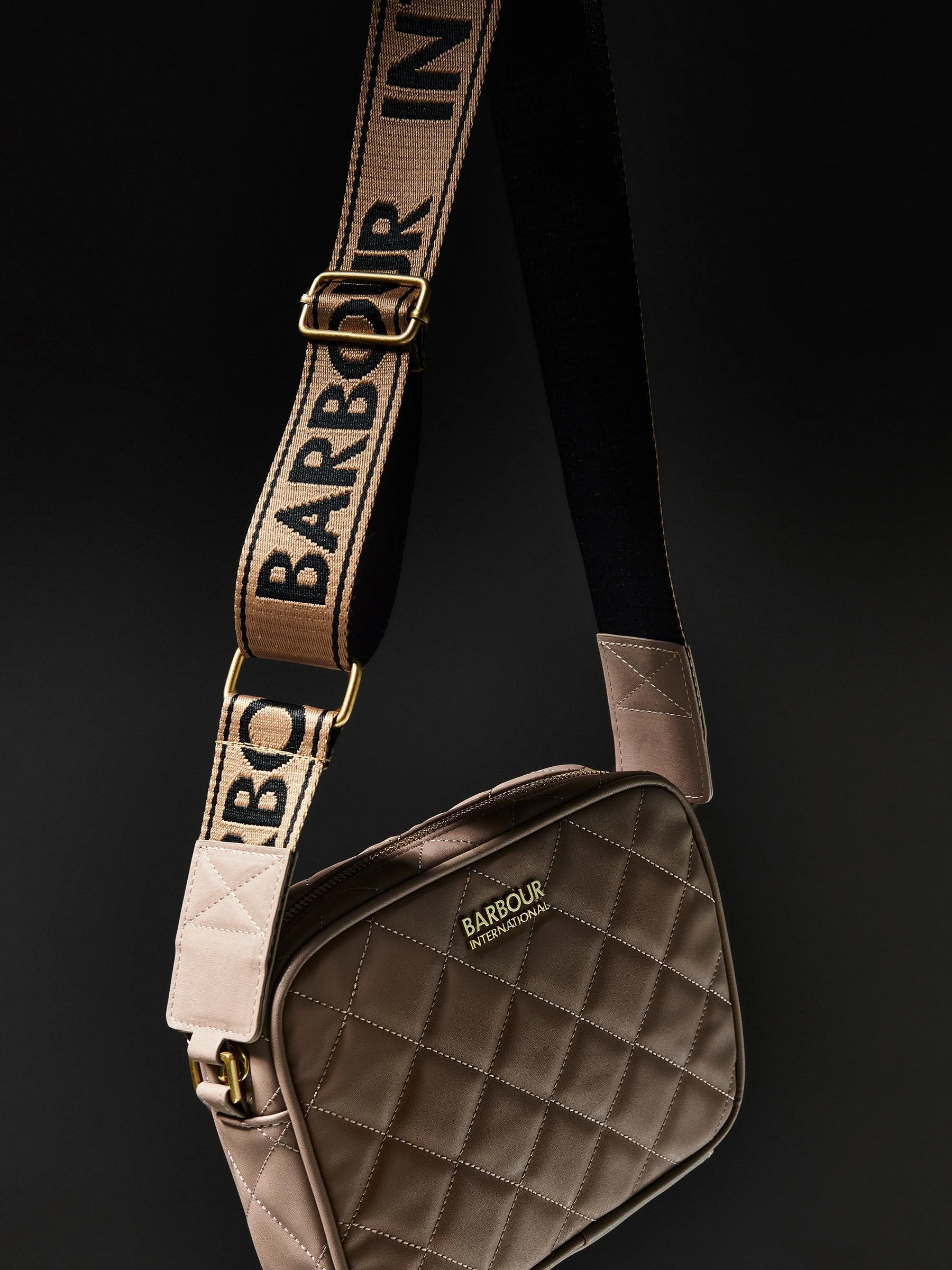 Licht beige - Barbour® International gewatteerde Sloane crossbodytas